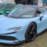 El Ferrari SF90 Spider es el primer descapotable híbrido enchufable de la marca y uno de los modelos más avanzados tecnológicamente. Con 0 a 100 km/h en apenas 2,5 segundos, combina un motor V8 biturbo con tres motores eléctricos. Además, su sistema Manettino permite cambiar entre modos eléctrico, híbrido y de máximo rendimiento, ofreciendo una experiencia de conducción única.