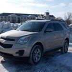El Chevrolet Equinox, sobre todo en sus modelos de 2010 a 2013, ha sido duramente criticado por fallos en el motor. Su 2.4 litros de cuatro cilindros sufría un desgaste prematuro en los segmentos de pistón, provocando un consumo excesivo de aceite y, en muchos casos, daños graves en el motor. A esto se sumaron fallos en la cadena de distribución y en sistemas eléctricos, lo que afectó a su reputación.