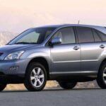 El Lexus RX 300 cambió para siempre el concepto de SUV al combinar el confort de una berlina con la posición elevada de un todoterreno. Fue pionero en lo que hoy conocemos como “crossover de lujo”, con un interior refinado, suspensión suave y un diseño elegante. Incluso hoy, dos décadas después, sigue siendo un modelo muy valorado por su fiabilidad y su papel fundamental en abrir camino a los actuales SUV premium.