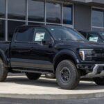 La Raptor R representa lo mejor de Ford Performance llevado a una pick-up. Equipada con el V8 de 5.2 litros del Shelby GT500, entrega 720 CV y 640 lb-pie de par. Gracias a ello acelera de 0 a 100 km/h en apenas 3,6 segundos y completa el cuarto de milla en 12 segundos. Es, sin duda, la pick-up de combustión más radical que se puede comprar de serie.