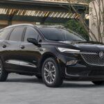Buick encabeza la lista con solo 143 problemas por cada 100 vehículos, un dato que la coloca por delante de sus rivales directos. Sus modelos combinan tradición con innovación, ofreciendo SUV y compactos que rara vez visitan el taller. Además, sus costes de mantenimiento rondan los 9.018 dólares en 10 años, lo que supone una ventaja frente a competidores internacionales.