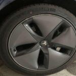 Las Aero Wheels no solo aportan un diseño más estilizado, sino que también mejoran la eficiencia aerodinámica de tu Tesla. Según las pruebas de los propios usuarios, pueden aumentar la autonomía entre un 3% y un 4%, algo especialmente valioso en viajes largos donde cada kilómetro cuenta. Con ellas, podrás reducir paradas de carga y aprovechar al máximo la capacidad de tu batería.