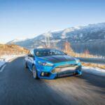 El Ford Focus RS es un hot hatch que va mucho más allá de su categoría. Con un motor 2.3 litros turbo de 350 CV y tracción total avanzada, ofrece aceleración explosiva y agarre en curva excepcional. Su modo “drift” permite derrapes controlados, mientras que su interior cuenta con asientos Recaro y el sistema SYNC de Ford. Una opción usada es la puerta de entrada asequible al mundo de los coches inspirados en rally.
