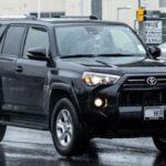 El Toyota 4Runner es un favorito de los amantes del off-road. Su chasis de acero le aporta durabilidad excepcional, capaz de enfrentar terrenos rocosos, dunas o caminos complicados sin esfuerzo. Además, los modelos actuales incluyen tecnología de asistencia al conductor que mejora la seguridad y el control, manteniendo intacta su reputación de fiabilidad.