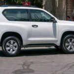 Tras desaparecer de varios mercados, el Toyota Land Cruiser regresa con su Serie 300, más eficiente y segura. Fiel a su legado de durabilidad y capacidad off-road, incorpora motores optimizados y sistemas de asistencia avanzada a la conducción. Su mezcla de tradición y modernidad lo mantiene como uno de los SUV más confiables para familias y aventureros.