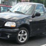 En 1993, Ford sorprendió al mundo con el SVT Lightning, un pick-up que llevaba el espíritu de los muscle cars a la categoría de camiones. Con un motor V8 de 5.8 litros y 240 CV, y posteriormente un V8 5.4 sobrealimentado con 380 CV en su segunda generación, se convirtió en un referente. Su capacidad de combinar velocidad, potencia y utilidad lo consolidó como un clásico que aún hoy genera pasiones.