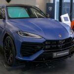 El Lamborghini Urus se mantiene como el referente de los SUV deportivos de lujo. Con motor V8 biturbo y acabados exclusivos, su mantenimiento está reservado a talleres oficiales y técnicos especializados. El coste de piezas originales y revisiones periódicas sitúan al Urus como el SUV más caro de mantener en 2025, algo esperado en un modelo que combina prestaciones de superdeportivo con la practicidad de un todoterreno.