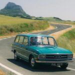 El Audi 80 Variant de 1968 supuso un primer paso hacia la consolidación de la marca. Aunque modesto y utilitario, destacaba por su fiabilidad y diseño honesto, en contraste con los acabados más agresivos de los Audi actuales. Su interior, con detalles de imitación madera, mostraba el deseo de elevar el nivel del coche, anticipando la ambición de Audi de jugar en ligas mayores.