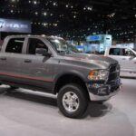 La Ram 2500 Power Wagon es sinónimo de aventura extrema. Equipada con un V8 HEMI de 6.4 litros, ofrece potencia y par motor sobresalientes. Su paragolpes con winch, placas protectoras y suspensión reforzada la convierten en una referencia absoluta para quienes buscan un todoterreno de verdad.