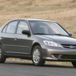 El Honda Civic 2005 es una apuesta segura para quien busca un coche compacto, económico y con excelente durabilidad. Su séptima generación introdujo un interior más espacioso y un piso trasero plano, ideal para viajes urbanos. Con una puntuación de 4,7/5 en fiabilidad según KBB, y la opción de transmisión manual para mayor diversión y robustez, es un modelo que aguanta el paso de los años con la precisión de un monoplaza japonés.
