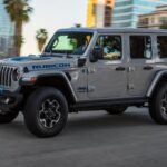 Precio de venta sugerido: $52,690 a $72,340
El Jeep Wrangler 4xe combina la legendaria capacidad todoterreno del Wrangler con la eficiencia de un híbrido enchufable. Además, cuenta con generosos incentivos del fabricante y posibles reembolsos estatales que reducen significativamente los costes de arrendamiento. Un SUV que permite ahorrar dinero y disfrutar del off-road.