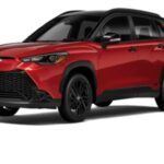 Precio de venta sugerido: $24,135
El Toyota Corolla Cross 2025 ofrece una experiencia de conducción plana y carece del espacio para las piernas que sus rivales sí proporcionan. Algunos propietarios reportan ruidos molestos en el motor y asientos incómodos, mientras que otros prefieren modelos como el Chevy Trailblazer o el Mazda CX-30 por su interior más refinado y conducción más divertida.