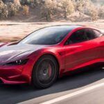 El Tesla Roadster es uno de los eléctricos más polémicos y esperados. Anunciado en 2017, prometía acelerar de 0 a 100 km/h en menos de dos segundos y alcanzar los 400 km/h, cifras propias de un Fórmula 1. Su supuesta batería de 200 kWh ofrecería más de 1.000 km de autonomía. Elon Musk incluso habló de una versión con propulsores de SpaceX que podrían hacerlo “volar”. Aunque Tesla insiste en que llegará en 2025, muchos expertos seguimos siendo escépticos.