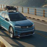El Honda Prologue 2025 llega con una autonomía estimada de 308 millas (unos 495 km), un dato que lo coloca muy cerca de los mejores de su segmento. Además, cuenta con el paquete Honda Sensing Suite, que ofrece asistencias avanzadas como frenado automático, mantenimiento de carril y alertas inteligentes. Con un precio de salida de 47.400 dólares y la posibilidad de aplicar al crédito fiscal federal de 7.500 dólares en EE. UU., se posiciona como una opción equilibrada entre tecnología, eficiencia y coste.