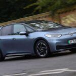 El Volkswagen ID.3 fue el primer modelo 100% eléctrico de la marca alemana, y desde su lanzamiento en 2020 se ganó un lugar privilegiado en el mercado. Con baterías de 45, 58 y hasta 77 kWh, ofrecía rangos de autonomía de entre 217 y 336 millas (350 a 540 km), colocándolo a la altura de rivales más caros. En el mercado de ocasión, destaca por su gran practicidad, diseño compacto y fiabilidad alemana.