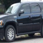La Chevrolet Tahoe Híbrido ha sido siempre una de las referencias dentro del segmento de los SUV grandes, compartiendo ADN con la Suburban y la GMC Yukon. Su éxito radica no solo en su tamaño y presencia, sino también en su legendaria resistencia. Según estudios de iSeeCars, una Tahoe bien mantenida puede superar con facilidad los 400.000 km, una cifra que muy pocos rivales logran alcanzar. Además, destaca por unos costes de mantenimiento relativamente bajos, lo que la convierte en una inversión práctica a largo plazo.