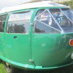 El Dymaxion Car, creado por Buckminster Fuller en 1933, fue un experimento de aerodinámica y ligereza. Su forma ovoide y su motor Ford V8 trasero buscaban máxima eficiencia, algo muy adelantado a la época. Solo se fabricaron tres unidades, pero dejó un legado que inspiró a generaciones posteriores de diseñadores.