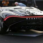 El Bugatti La Voiture Noire es un superdeportivo de proporciones épicas que rinde homenaje al legendario Bugatti 57 SC Atlantic. Con un motor W16 de 8.0 litros y 1.500 CV, alcanza una velocidad máxima de 420 km/h. Su exclusividad y diseño lo llevaron a venderse por 18,1 millones de dólares, convirtiéndose en uno de los más caros de todos los tiempos.