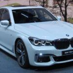 Modelos como el BMW Serie 7 (2021) y el Mercedes-Benz Clase S (2021) han sido señalados por superar los límites de emisiones. Aunque representan lo más avanzado en confort y tecnología, sus potentes mecánicas generan un nivel de contaminación que ya no es tolerado por la legislación actual. Un ejemplo claro de que el lujo debe adaptarse también a la sostenibilidad.
