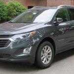 El Chevrolet Equinox es un SUV sencillo, sin grandes lujos, pero con lo justo para responder a las necesidades de una familia. La generación de 2017 es la más recomendable, ofreciendo un habitáculo amplio, buena comodidad de marcha y equipamiento moderno. Eso sí, al no disponer de tres filas de asientos, queda algo limitado para familias numerosas.