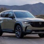 El Mazda CX-50 se posiciona como uno de los SUV más atractivos de su segmento. Destaca por un diseño deportivo, una calidad de materiales superior a la media y un comportamiento en carretera que recuerda más a un turismo que a un todocamino. Por menos de 40.000 dólares, ofrece tracción total de serie y un paquete de seguridad avanzado con frenado automático de emergencia.