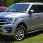 El Ford Expedition es un clásico en el mercado estadounidense y un referente en el segmento de los SUV grandes. Con su motor 3.5L EcoBoost®, ofrece una capacidad de remolque sobresaliente, ideal para quienes viajan en familia o necesitan transportar carga con frecuencia. Su robustez y equipamiento tecnológico garantizan comodidad y seguridad tanto en largos viajes como en el día a día.