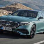 Con un precio inicial de 63.900 dólares, el Mercedes-Benz Clase E se ha convertido en una referencia entre quienes buscan una berlina elegante y fiable. Sus interiores están diseñados para ofrecer máximo confort, con asientos envolventes, materiales premium y asistentes de conducción de última generación. Un coche ideal para disfrutar tanto en trayectos urbanos como en largos viajes, con una suavidad de marcha que recuerda al deslizamiento sobre cristal.
