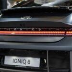 El Hyundai Ioniq 6, con un precio de $38,900, destaca por su carrocería elegante que recuerda a los clásicos Porsche y Volkswagen. Ofrece 240 millas de autonomía y una conducción silenciosa y cómoda, perfecta para los desplazamientos diarios. Su interior es espacioso y tecnológico, demostrando que un EV asequible también puede sentirse premium.