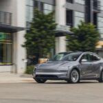 El nuevo Model Y Long Range AWD 2026 ofrece una autonomía que supera los 550 km WLTP, gracias a una optimización en la gestión energética y a una batería de última generación. Esto lo coloca como uno de los SUV eléctricos más competitivos para viajes largos, reduciendo la dependencia de paradas frecuentes en supercargadores.