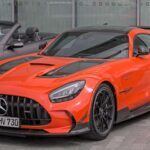 El Mercedes-AMG GT Black Series es un auténtico misil alemán que lleva el ADN de la Fórmula 1 a la carretera. Su motor V8 biturbo de 4.0 litros desarrolla 720 CV, convirtiéndolo en el AMG V8 más potente jamás fabricado. Acelera de 0 a 100 km/h en apenas 3,1 segundos y su puesta a punto aerodinámica lo convierte en un arma letal en circuito. Su interior, aunque deportivo, mantiene el lujo y la calidad que se espera de Mercedes-Benz, logrando un equilibrio perfecto entre confort y radicalidad.