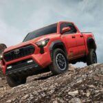 Si bien la Tundra es la full-size de Toyota, la Tacoma ofrece una alternativa más compacta, perfecta para entornos urbanos donde el tamaño importa. Es el segundo vehículo más vendido de la marca y destaca por su excelente fiabilidad, bajos costes de mantenimiento y una vida útil que puede superar los 300.000 km. Aunque no tiene la capacidad de carga de su hermana mayor, su equilibrio entre precio, durabilidad y facilidad de conducción la convierten en una opción muy atractiva.