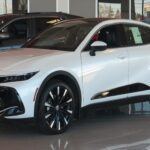 El Toyota Crown 2024 se coloca en lo más alto de la lista gracias a su eficiencia de combustible y calidad de construcción. Con un precio de salida de 46.950 dólares y descuentos de hasta un 4%, se convierte en una de las mejores oportunidades del mercado. Además de su rendimiento, ofrece un interior lujoso, equipamiento de seguridad avanzada y la garantía de confiabilidad que siempre acompaña a Toyota.