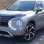 El Mitsubishi Outlander 2022 es atractivo para quienes buscan un SUV económico y eficiente en consumo, pero sus resultados en protección de pasajeros traseros generan dudas. Aunque incluye de serie sistemas como el frenado automático de emergencia, los crash tests han señalado riesgos adicionales en caso de colisión lateral o trasera, lo que puede comprometer la seguridad de los ocupantes.