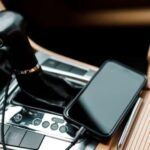 En la época previa al smartphone, los car phones eran sinónimo de lujo y modernidad. Permitían llamar desde el coche, pero eran caros, voluminosos y requerían instalación especial. Con la llegada de los móviles y más tarde el Bluetooth, se volvieron obsoletos casi de inmediato. Hoy en día son más una curiosidad histórica que un avance recordado.