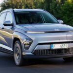 El Hyundai Kona EV es uno de los compactos eléctricos más recomendados. Con una autonomía práctica y un equipamiento de serie generoso, se ha ganado una reputación sólida. Su garantía de cinco años —que muchos modelos usados aún mantienen— y la posibilidad de acceder a un crédito fiscal de hasta 4.000 dólares lo convierten en un coche muy atractivo. Ideal para ciudad, con suspensión cómoda y asistentes de aparcamiento que facilitan la conducción diaria.