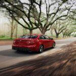 El Toyota Corolla es uno de los coches más vendidos de la historia, y su versión híbrida refuerza aún más su reputación. Con un motor de 1.8 litros combinado con dos eléctricos, entrega 138 CV y presume de consumos envidiables: 53 mpg en ciudad y 46 en carretera (unos 4,5 l/100 km). Su fiabilidad, seguridad y precio accesible (menos de 25.000 €) lo convierten en un referente tanto para trayectos urbanos como para viajes diarios.