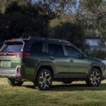 La Subaru Outback ha sido un referente del segmento crossover desde hace décadas. Con su séptima generación, el Outback 2026 se transforma en un SUV de proporciones más cuadradas y robustas, manteniendo el espíritu de las camionetas familiares. Con 34.6 pies cúbicos de maletero, tracción total de serie y un motor bóxer turbo de 260 hp, combina practicidad y rendimiento, ideal para quienes buscan comodidad y aventuras fuera de la ciudad.
