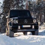 El legendario G-Wagen comenzó como vehículo militar alemán antes de conquistar la civilización urbana. Su robustez y simplicidad mecánica de los modelos antiguos lo convierten en altamente confiable, fácil de reparar y codiciado por los coleccionistas. Aunque las versiones modernas superan los seis dígitos en precio, encontrar un ejemplar de ex-militar es la opción ideal para los aventureros que buscan un 4x4 auténtico y duradero.
