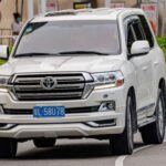 El Toyota Land Cruiser, favorito de los aventureros off-road, suele equiparse con bull bars y brush guards para proteger el vehículo en terrenos difíciles. Sin embargo, en países como el Reino Unido, estos accesorios están prohibidos en zonas urbanas por ser peligrosos para los peatones en caso de colisión, reflejando un cambio hacia la priorización de la seguridad peatonal.