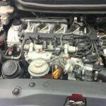 El motor Honda 2.2 CTDi debutó en 2003 y rápidamente se ganó una reputación por su fiabilidad y eficiencia. Instalado en modelos como el Honda Civic VIII y el Accord VII, el motor de 4 cilindros generaba 140 hp y 250 lb-ft de torque. A pesar de sus problemas comunes con la válvula EGR y el sobrealimentador, este motor es conocido por su longevidad, con una vida útil de hasta 600,000 km si se le da un mantenimiento adecuado. Su durabilidad es asombrosa para un motor diésel de este segmento, aunque los conductores deben estar atentos a la falla prematura de los cojinetes del eje del sobrealimentador.