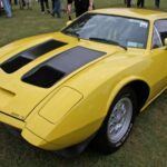 El AMC AMX/3 fue un prototipo de muscle car que no llegó a recibir un nombre comercial antes de ser archivado. En la década de 1970, el diseño de este coche impresionaba con su estética deportiva y su motor V8, que alcanzaba los 285 caballos de fuerza. Su diseño futurista y su rendimiento prometedor lo colocaron en la categoría de los muscle cars más ambiciosos de su tiempo. Sin embargo, debido a la falta de un nombre, el AMX/3 nunca alcanzó la popularidad de otros coches de la época, perdiendo la oportunidad de competir con los grandes como el Chevrolet Corvette o el Ford Mustang.