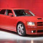 El Dodge Magnum fue una de esas camionetas familiares que lograron equilibrar potencia y funcionalidad de una forma impresionante. Su versión SRT-8, equipada con un motor Hemi V8 de 6.1 litros, era capaz de acelerar de 0 a 60 mph en solo 5.1 segundos, lo que la hacía más parecida a un muscle car que a una camioneta familiar. Aunque nunca fue un superventas, su combinación de espacio, rendimiento y estética única la convirtió en un modelo muy apreciado. Dodge descontinuó el Magnum para enfocarse en el crossover Journey, pero su legado sigue vivo, y muchos entusiastas añoran el regreso de este modelo.