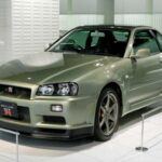El Nissan Skyline GT-R es un sueño para muchos entusiastas de los coches, pero se ha ganado un lugar en la lista de los vehículos prohibidos debido a las modificaciones excesivas realizadas por muchos propietarios. Los coches modificados para carreras en la calle no cumplen con las normativas de seguridad establecidas, lo que pone en riesgo tanto a los conductores como a los peatones. Las modificaciones en el motor, suspensión y frenos pueden alterar gravemente la estructura del coche, comprometiendo su seguridad. Con el aumento de las carreras ilegales en las calles canadienses, el Skyline GT-R, junto con otros coches modificados en exceso, está siendo retirado progresivamente de las carreteras para mejorar la seguridad vial.