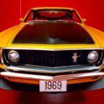 El 1969 Mustang Boss 302 es considerado uno de los vehículos más representativos de la era de los muscle cars. Este modelo fue creado por Ford con la intención de competir en la serie Trans Am, lo que se traduce en un enfoque más agresivo tanto en diseño como en rendimiento. Equipado con un motor V8 de 5.0 litros (302 pulgadas cúbicas) que entregaba 290 caballos de fuerza, el Boss 302 se destacó por su aceleración y manejo en pistas. Su chasis reforzado, alerón trasero y splitter delantero ayudaban a optimizar su rendimiento en circuitos. Con solo 8,641 unidades fabricadas entre 1969 y 1970, este Mustang se ha convertido en un modelo de culto entre los coleccionistas.