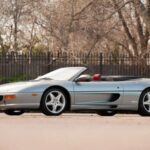 El Ferrari F355 Spider es uno de los roadsters más codiciados de la historia. Con su motor V8 de 3.5 litros y 379 caballos de fuerza, el F355 Spider no solo es famoso por su rendimiento sobresaliente, alcanzando una velocidad máxima de 173 mph, sino también por su sonido inconfundible y su capacidad de rev al límite de las 8250 rpm. Fue el primer Ferrari en ofrecer una caja de cambios automática manual estilo Fórmula 1 con levas, lo que revolucionó la transmisión en los supercoches. Este Ferrari no solo es una máquina de carreras, sino también una obra maestra en diseño y tecnología.