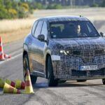BMW ha reconocido la superioridad de Tesla en el mercado de vehículos eléctricos (EV), pero ahora está listo para enfrentarse de nuevo. Tras un primer enfrentamiento con el BMW iX3 en 2020, que no logró superar al Tesla Model Y, la marca alemana está armando un nuevo modelo para ganar esta batalla. El iX3 de nueva generación será el primero de muchos vehículos de la nueva línea 