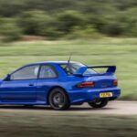 El Prodrive P25 no es solo un coche, sino una máquina de ensueño para los fanáticos del WRC (World Rally Championship). Con un precio de $932,000, este modelo es una reinterpretación moderna de los icónicos coches de rally de los años 90, particularmente el Subaru Impreza 22B. Es una mezcla de tecnología avanzada, diseño clásico y un rendimiento que hace que cualquier entusiasta del motor se sienta como si estuviera viajando en el tiempo.