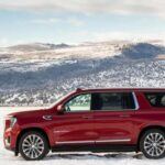 Con un precio inicial de $68,895, el GMC Yukon se posiciona como uno de los SUV más caros de esta lista, pero su resistencia y durabilidad justifican la inversión. Este SUV de tamaño completo es conocido por su comodidad y por ofrecer una experiencia de manejo increíblemente tranquila, lo que puede sorprender a quienes piensan que los vehículos grandes solo son ruidosos. Según los rankings de iSeeCars, el GMC Yukon se encuentra en el puesto 10 de los SUV más longevos, siendo uno de los modelos que tiene más probabilidades de superar las 250,000 millas. Su versión más grande, el Yukon XL, también destacó en el mismo estudio, ocupando el puesto 6. Si estás buscando un SUV espacioso y duradero, el Yukon es una opción que no decepcionará.