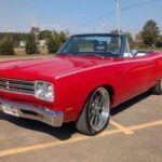 Con un motor 318 V8 que generaba 230 caballos de fuerza, el Plymouth Satellite de 1969 tenía la apariencia de un muscle car, pero no era rival en las pistas de carreras. A pesar de su estilo, su tiempo en el ¼ de milla fue de 16.5 segundos, lo que lo ubicaba lejos de los verdaderos muscle cars. Su suspensión, basada en un sistema de barra de torsión en el frente y resortes de hoja en la parte trasera, le proporcionaba un paseo cómodo, pero poco emocionante. A pesar de su rendimiento limitado, Plymouth logró vender más de 80,000 unidades en 1969, una señal de que muchos compradores preferían la estética muscular sin necesidad de un motor explosivo.