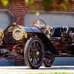 En los primeros años del siglo XX, el Simplex 50hp dejó una marca indeleble en el mundo del automovilismo. Con su motor de 4 cilindros y 9.8 litros, este modelo fue un adelantado a su tiempo. Aunque la mayoría de los vehículos de la época no superaban los 4 o 5 litros, el Simplex se distinguió por su motor colosal. Simplex era una marca conocida por su lujo y potencia, y este coche no fue la excepción. Su propulsor entregaba 50 caballos de fuerza, lo cual era un número considerable en la época. Los primeros coches de lujo con motores tan grandes a menudo usaban cadenas para transmitir la potencia a las ruedas traseras, y el Simplex 50hp no fue la excepción, una característica que le confería un carácter único.